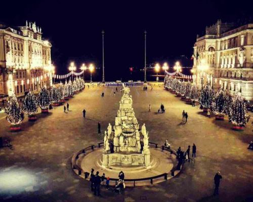 2025/10/images/tour_2021/triestenews-natale-piazza-unita-1068x712-large.jpg
