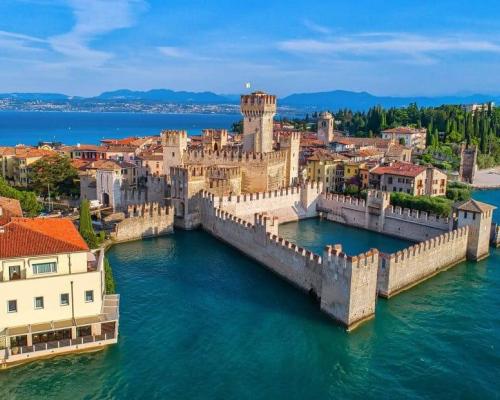 2025/10/images/tour_2030/sirmione-italy-lake-garda-from-above-1024x621-large.jpeg